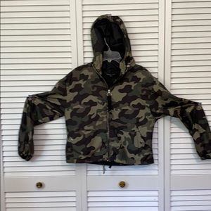 Cropped camouflage wind breaker